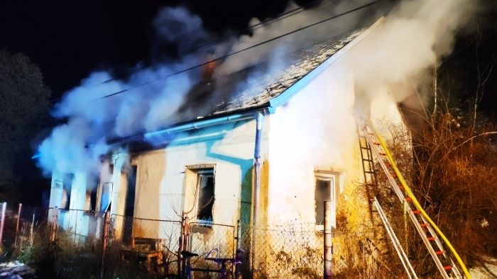 Majitel domku usnul s cigaretou, po požáru skončil v péči zdravotníků